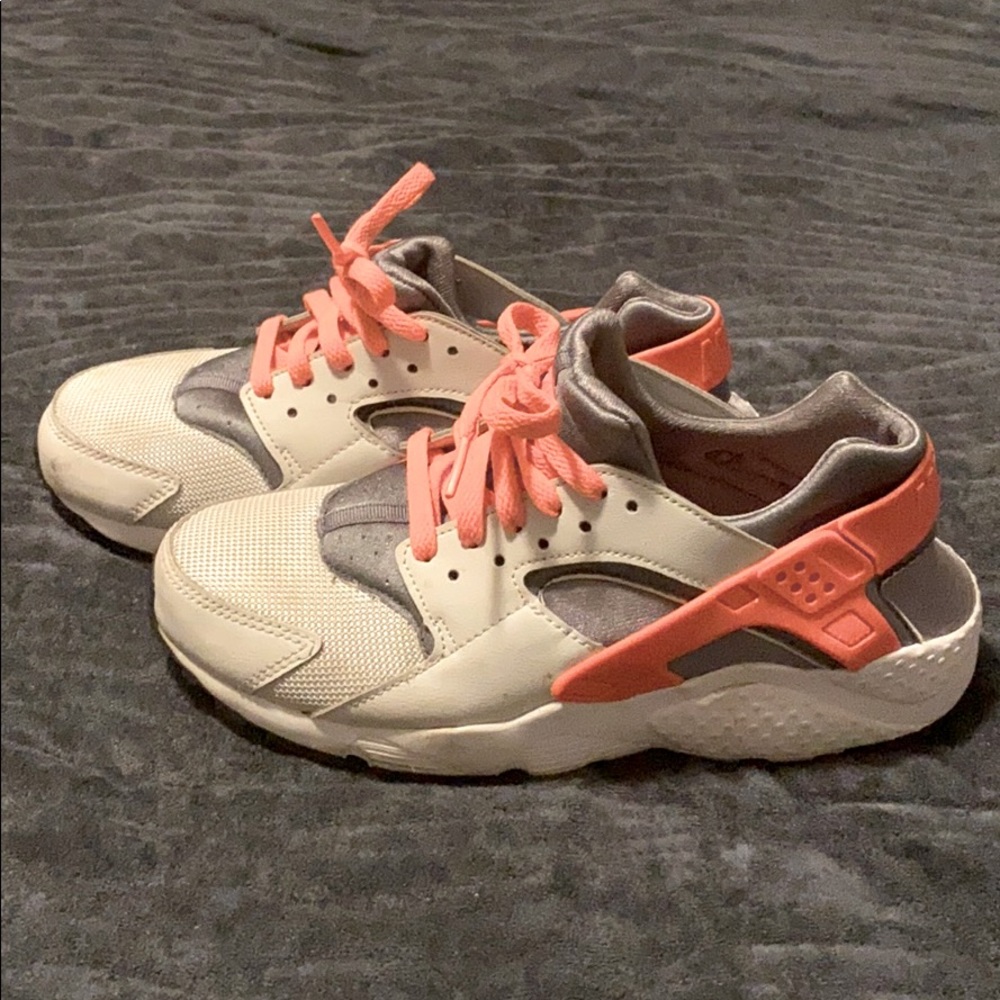 Nike Huarache grey and salmon pink color